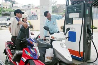 Bất ngờ xăng giảm tiếp 600 đồng/lít ảnh 1