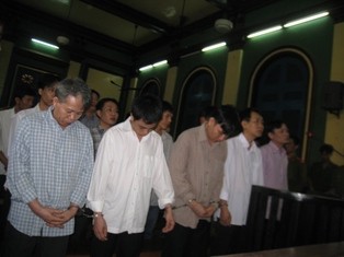 156 năm tù cho băng cướp xài mũ bảo hiểm ảnh 1