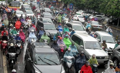 Giao thông Hà Nội “khốn đốn” với mưa to, đường ngập, ùn tắc ảnh 3