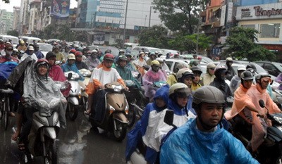 Giao thông Hà Nội “khốn đốn” với mưa to, đường ngập, ùn tắc ảnh 7