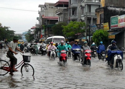 Giao thông Hà Nội “khốn đốn” với mưa to, đường ngập, ùn tắc ảnh 10