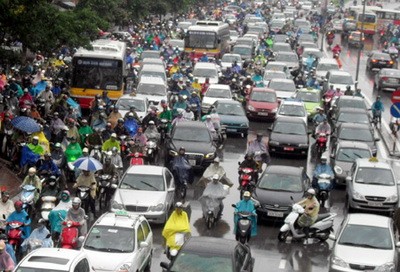 Giao thông Hà Nội “khốn đốn” với mưa to, đường ngập, ùn tắc ảnh 2