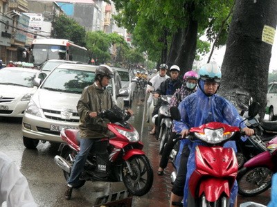 Giao thông Hà Nội “khốn đốn” với mưa to, đường ngập, ùn tắc ảnh 4