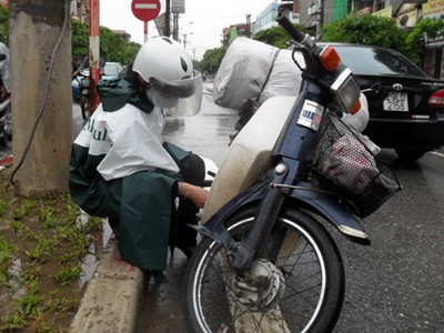 Giao thông Hà Nội “khốn đốn” với mưa to, đường ngập, ùn tắc ảnh 8