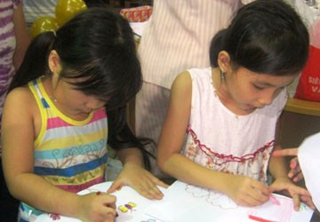 Hè đến, trẻ “chạy sô” học năng khiếu ảnh 1
