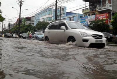 Giao thông Hà Nội “khốn đốn” với mưa to, đường ngập, ùn tắc ảnh 12