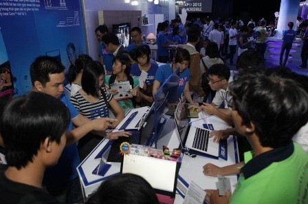 Hơn 10.000 lượt khách đến ASUS Expo 2012 ảnh 2