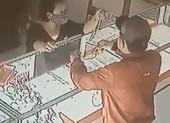 Thanh niên giật 2 sợi dây chuyền trong tiệm vàng ở Củ Chi