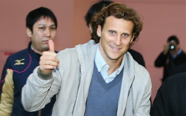 Forlan chính thức ra mắt, nhận lương cao nhất Nhật ảnh 1