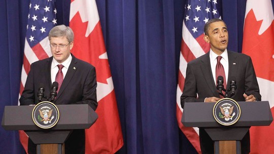 Ông Obama (phải) thua độ Thủ tướng Canada một thùng bia. Ảnh: Overrant Ông Obama (phải) thua độ Thủ tướng Canada một thùng bia. Ảnh: Overrant