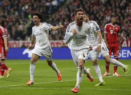 Real Madrid soán ngôi đầu của kình địch