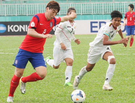 Park Eun Sun (trái) có vẻ ngoài không khác cầu thủ nam, ảnh: Kim Điền