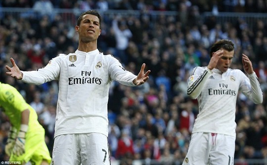 Ronaldo giận dữ sau pha chơi bóng cá nhân của Bale Ronaldo giận dữ sau pha chơi bóng cá nhân của Bale