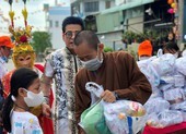 Chùa dạy miễn phí 6 ngoại ngữ, phát gạo cho người nghèo