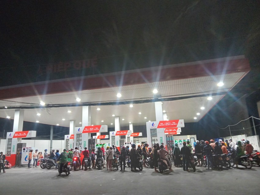 Cận cảnh người dân chờ cả tiếng để mua xăng đêm 9-10 ảnh 2