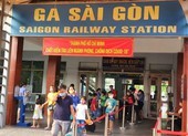 Người Sài Gòn hối hả tới ga tàu đi nghỉ lễ