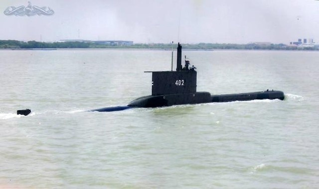 Về tàu ngầm, hiện nay hải quân Indonesia có 2 tàu ngầm lớp Cakra. Đây là các tàu ngầm Type 209/1300 do Đức chế tạo. Tàu ngầm lớp Cakra có lượng giãn nước khi lặn là 1.390 tấn, tốc độ khi lặn là 21,5 hải lý/giờ, tàu có 8 ống phóng ngư lôi cỡ 533mm (Trong ảnh là tàu ngầm KRI Nanggala số hiệu 402) Về tàu ngầm, hiện nay hải quân Indonesia có 2 tàu ngầm lớp Cakra. Đây là các tàu ngầm Type 209/1300 do Đức chế tạo. Tàu ngầm lớp Cakra có lượng giãn nước khi lặn là 1.390 tấn, tốc độ khi lặn là 21,5 hải lý/giờ, tàu có 8 ống phóng ngư lôi cỡ 533mm (Trong ảnh là tàu ngầm KRI Nanggala số hiệu 402)