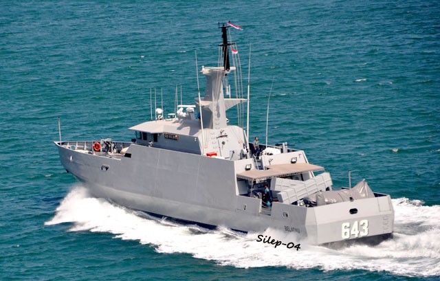 KCR-40 là mẫu tàu do Indonesia tự thiết kế và chế tạo. Tàu KCR-40 dài 40m và được trang bị 2 tên lửa chống hạm C-705. KCR-40 là mẫu tàu do Indonesia tự thiết kế và chế tạo. Tàu KCR-40 dài 40m và được trang bị 2 tên lửa chống hạm C-705.