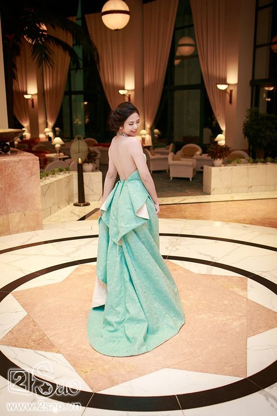 Ngọc Hân hở lưng trần táo bạo ảnh 12