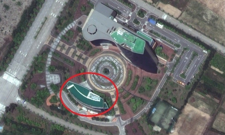 Ảnh chụp từ vệ tinh cho thấy tòa nhà văn phòng liên lạc chung liên Triều (khoanh đỏ) trước và sau khi bị phá hủy. Ảnh: REUTERS 1