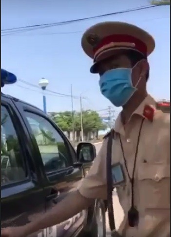 Xử trừng trị lái xe cố ý nhấn ga đẩy chiến sỹ Cảnh sát giao thông vận tải   baotintucvn