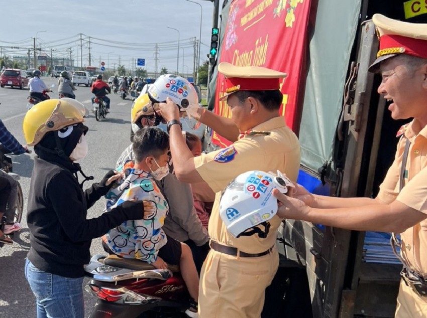 Dong Nai Traffic Police give helmets, mineral water and cold towels to people Photo 2