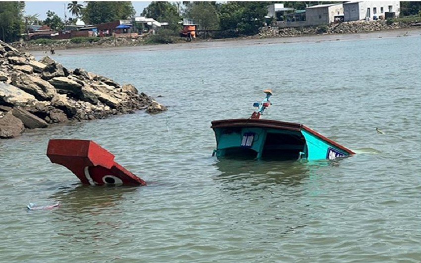 Eyewitnesses tell of a ferry carrying 12 people to the temple that sank on the Dong Nai River Photo 2