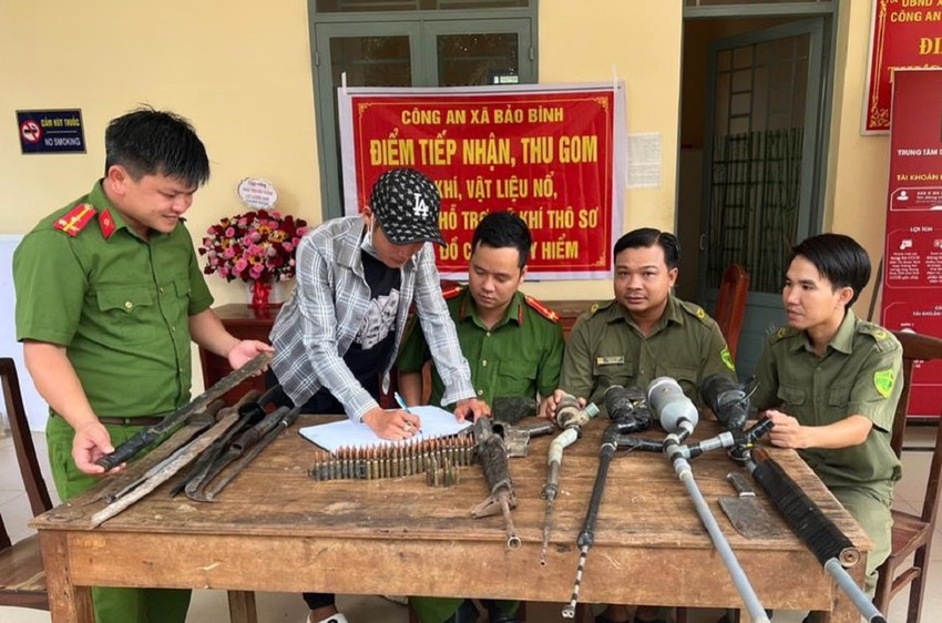 Người dân Đồng Nai giao nộp hàng trăm khẩu súng và hơn 1.600 viên đạn | VOZ