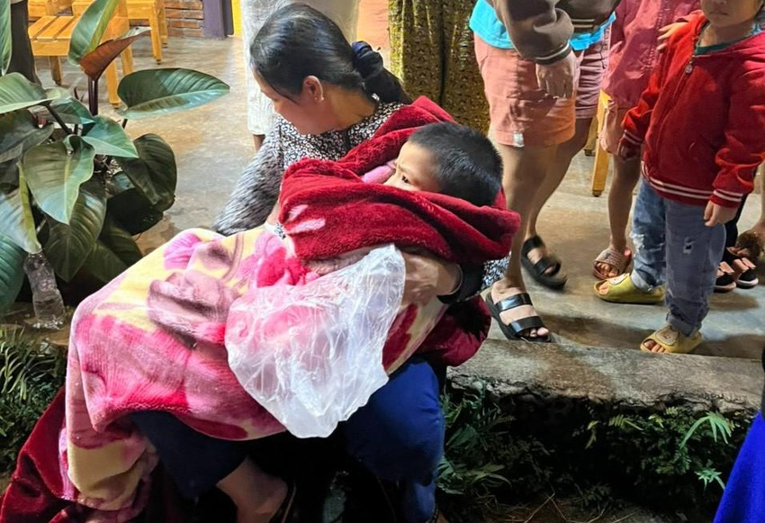 Giải cứu bé trai 8 tuổi ở Đắk Lắk rơi xuống giếng bỏ hoang ảnh 3