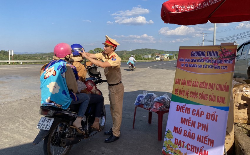 CSGT Đắk Nông phát khăn lạnh, thức ăn nhanh cho người dân về quê ăn Tết ảnh 3