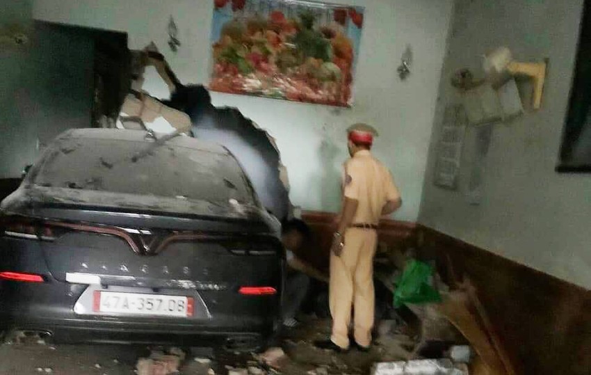 Drunk driver drove a car into a house, killing the owner Photo 2