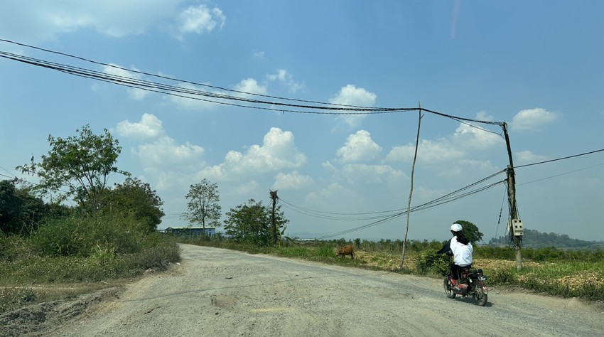 Dân kiến nghị sửa đường hỏng nặng, huyện nói không có tiền ảnh 6