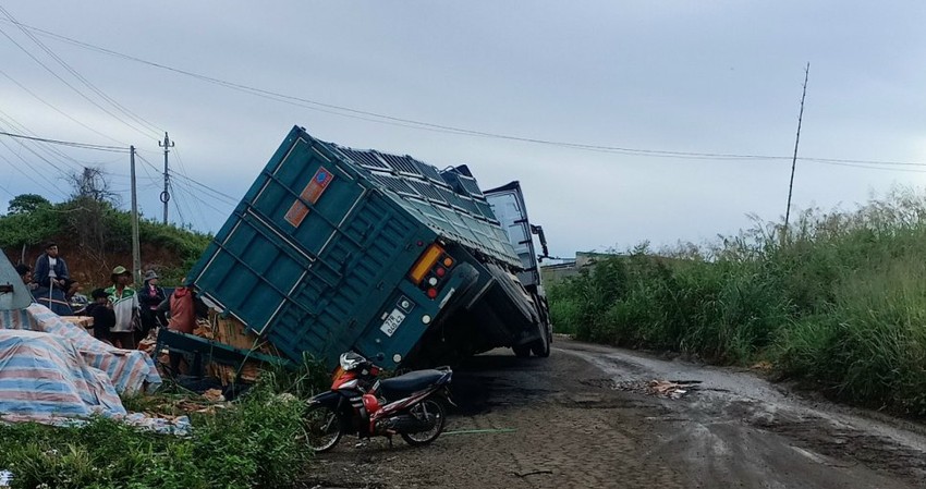 Dân kiến nghị sửa đường hỏng nặng, huyện nói không có tiền ảnh 7