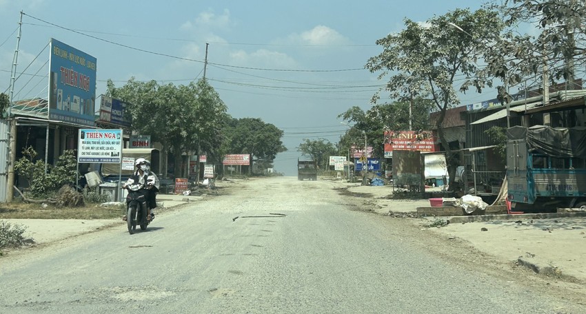 Dân kiến nghị sửa đường hỏng nặng, huyện nói không có tiền ảnh 10