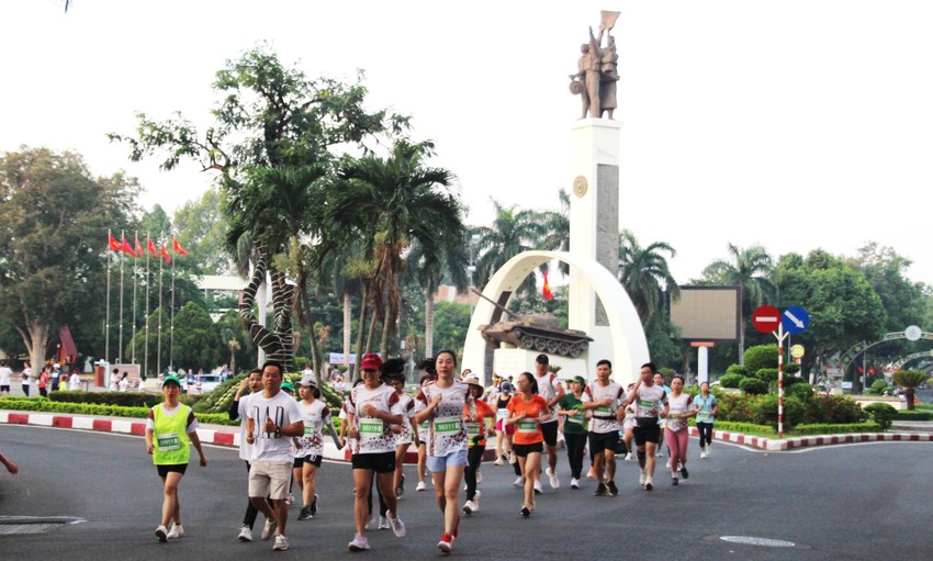 Gần 2.000 vận động viên tham gia giải chạy gây quỹ tặng học sinh nghèo ở Đắk Lắk ảnh 2