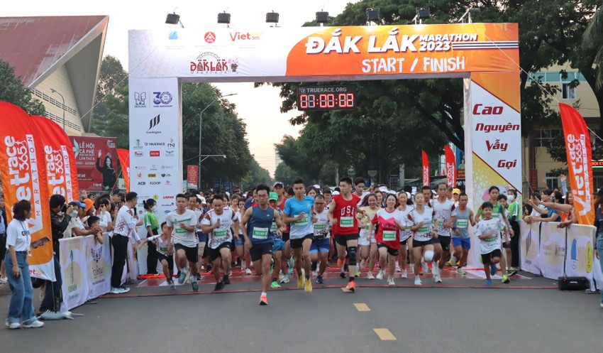 Gần 2.000 vận động viên tham gia giải chạy gây quỹ tặng học sinh nghèo ở Đắk Lắk ảnh 1