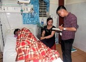 Uống rượu ngâm củ thương lục, 13 người bị ngộ độc
