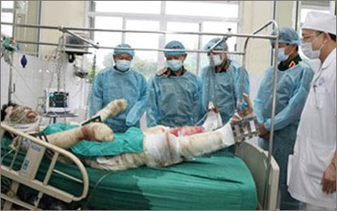 Vụ rơi trực thăng huấn luyện: Sức khoẻ của 3 chiến sĩ đang rất xấu ảnh 1