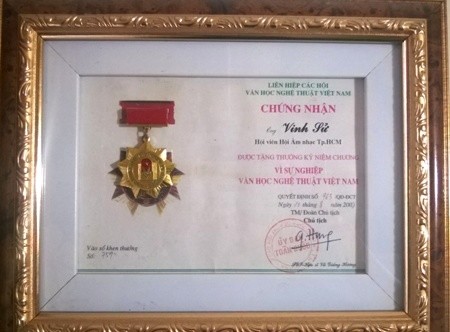 Kỷ niệm chương do Hội âm nhạc TPHCM trao tặng cho nhạc sĩ Vinh Sử