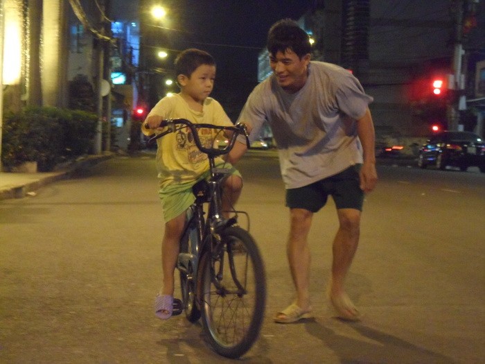 Người Hà Nội Thủ Đô đựng xe hơi xe cộ máy nhằm đi làm việc vì chưng tàu năng lượng điện xe cộ đạp