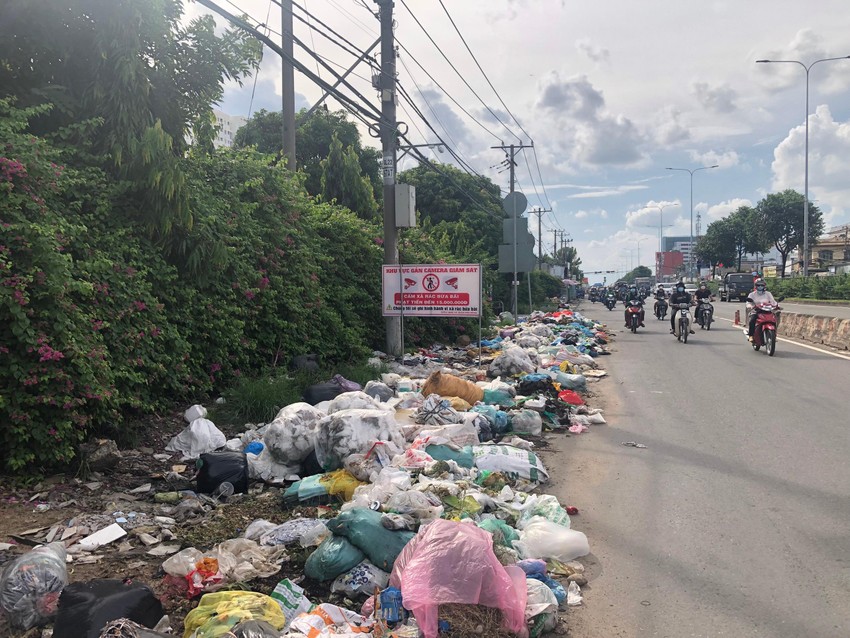 Những bãi rác 'khủng' ngang nhiên nằm giữa phố