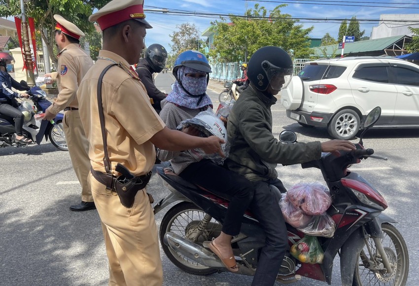 Lam Dong traffic police distribute helmets, towels and water to welcome people back home to celebrate Tet Photo 11