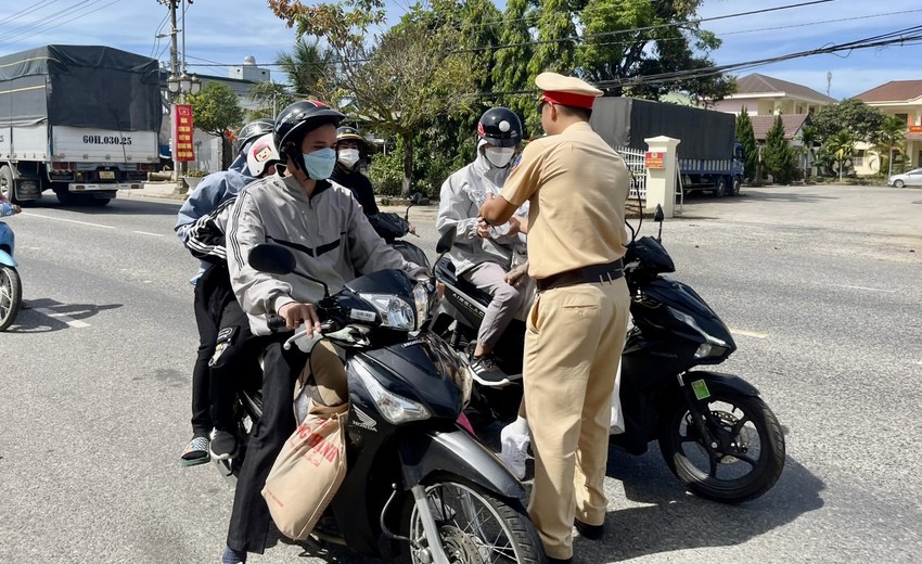 Lam Dong traffic police distribute helmets, towels and water to welcome people back home to welcome Tet photo 12