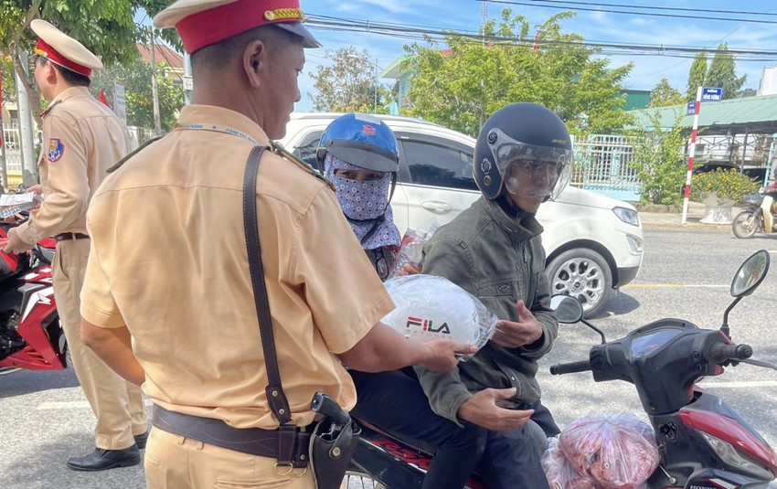 Lam Dong traffic police distribute helmets, towels and water to welcome people back home to celebrate Tet Photo 7