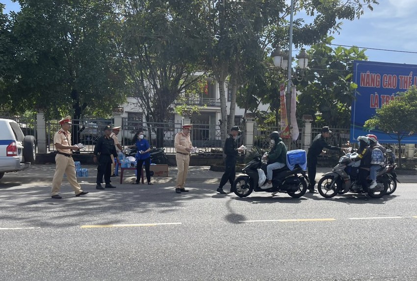 Lam Dong traffic police distribute helmets, towels and water to welcome people back home to celebrate Tet Photo 6