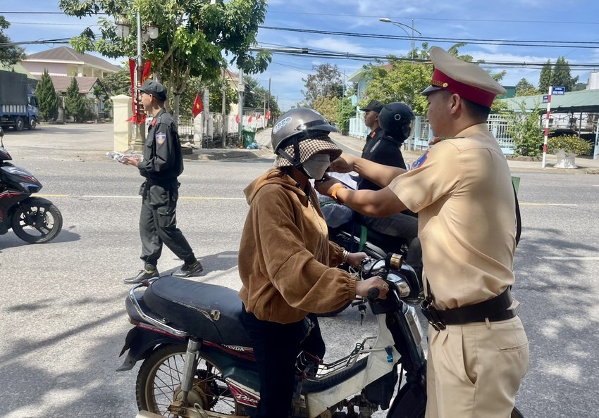 Lam Dong traffic police distribute helmets, towels, and water to welcome people back home to celebrate Tet Photo 10