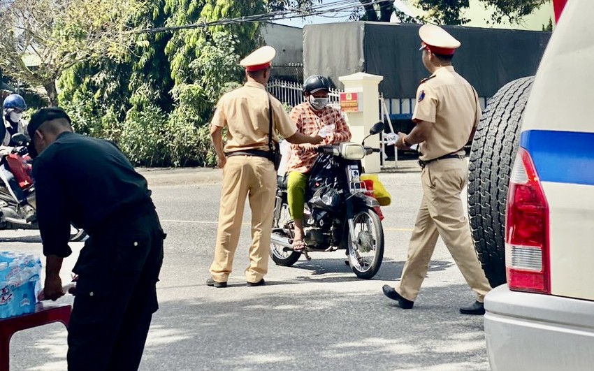 Lam Dong traffic police distribute helmets, towels and water to welcome people back home to celebrate Tet Photo 2