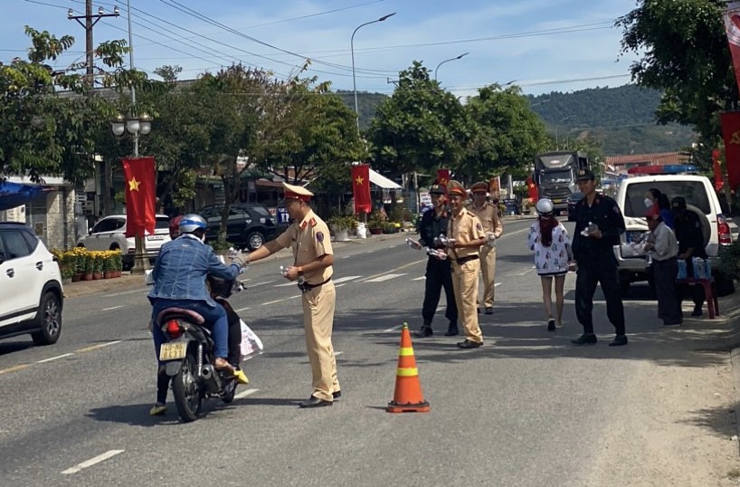 Lam Dong traffic police distribute helmets, towels and water to welcome people back home to celebrate Tet Photo 5