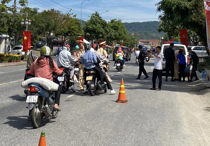 Lam Dong traffic police distribute helmets, towels and water to welcome people back home to celebrate Tet Photo 3