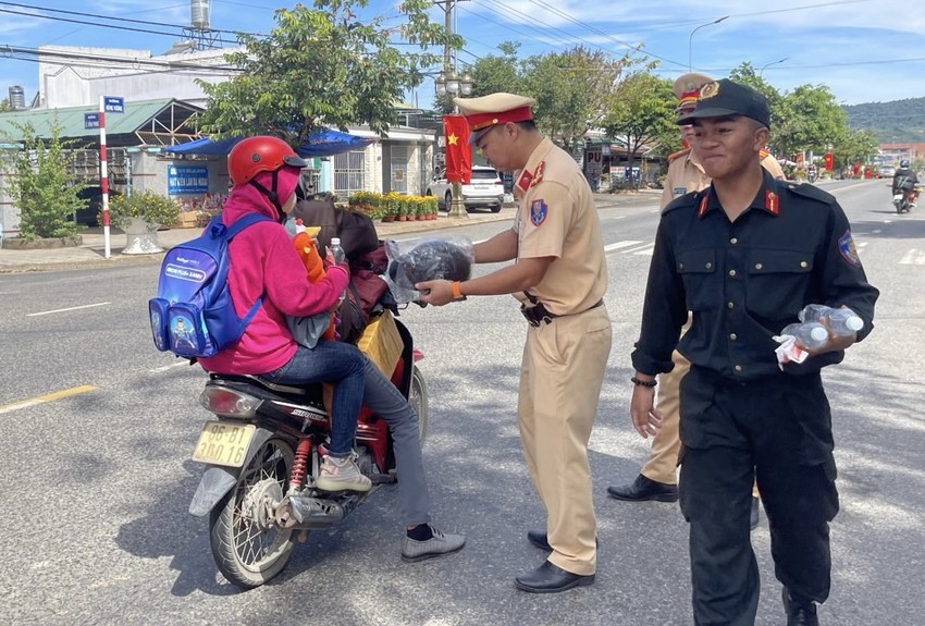 Lam Dong traffic police distribute helmets, towels and water to welcome people back home to celebrate Tet Photo 9